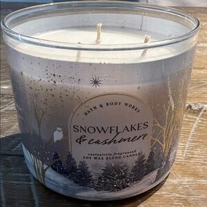 Bath & Body Works Snowflakes & Cashmere Soy Candle - Cream and Blue